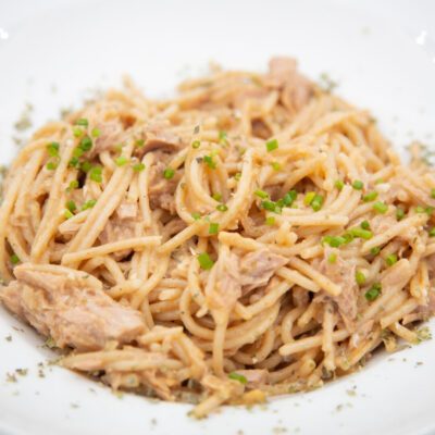 Polvo de massa integral com atum, molho cremoso e cebolinho, opção saudável e deliciosa, ideal para refeições equilibradas, preparada com ingredientes frescos para um sabor nutritivo.